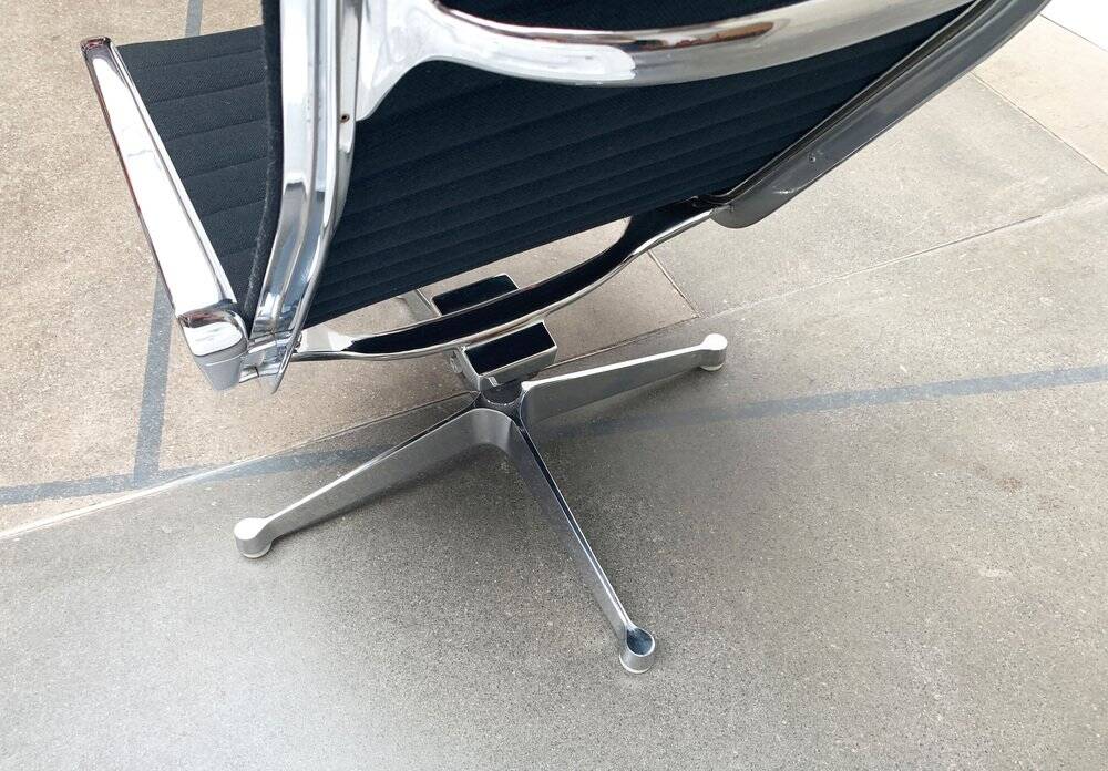 Set of aluminium chairs EA 124 Mid-Century by Charles & Ray Eames for Herman Miller, 1960s.