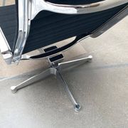 Set of aluminium chairs EA 124 Mid-Century by Charles & Ray Eames for Herman Miller, 1960s.