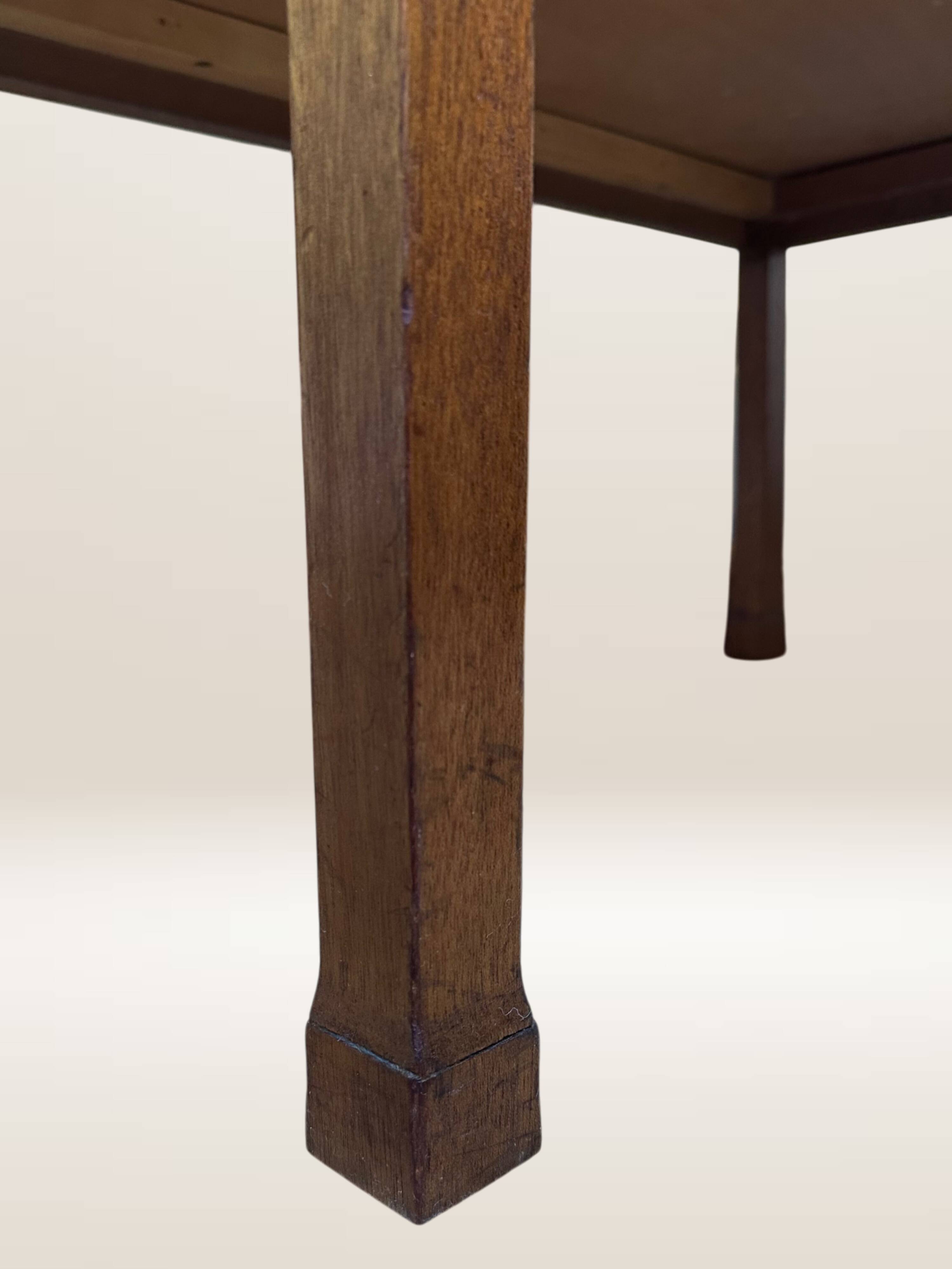 Ottoman coffee table in wood and gingham fabric.