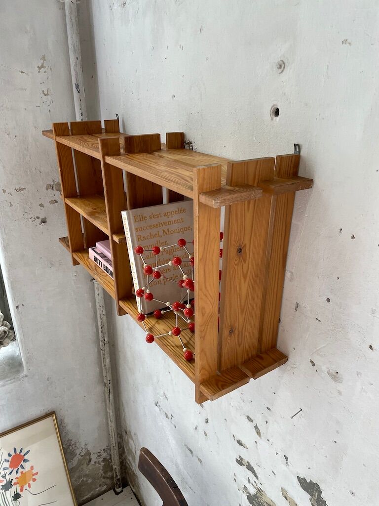 Wall mount pin "regain"