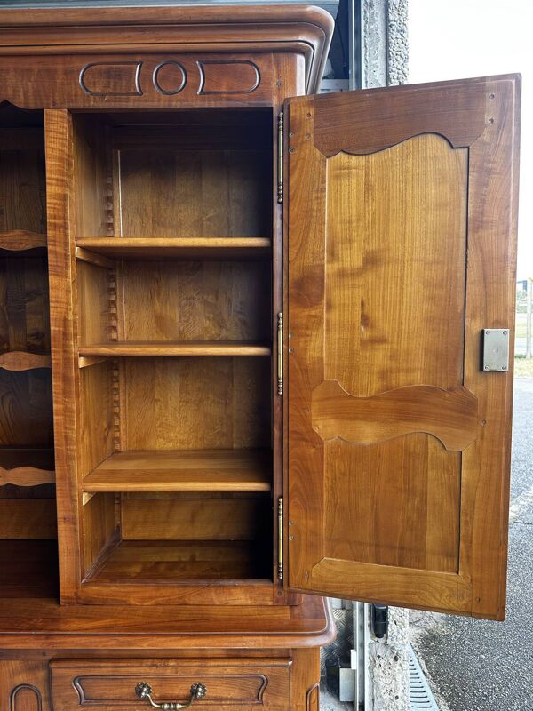 Buffet, vaisselier rustique en merisier massif, XXe siècle