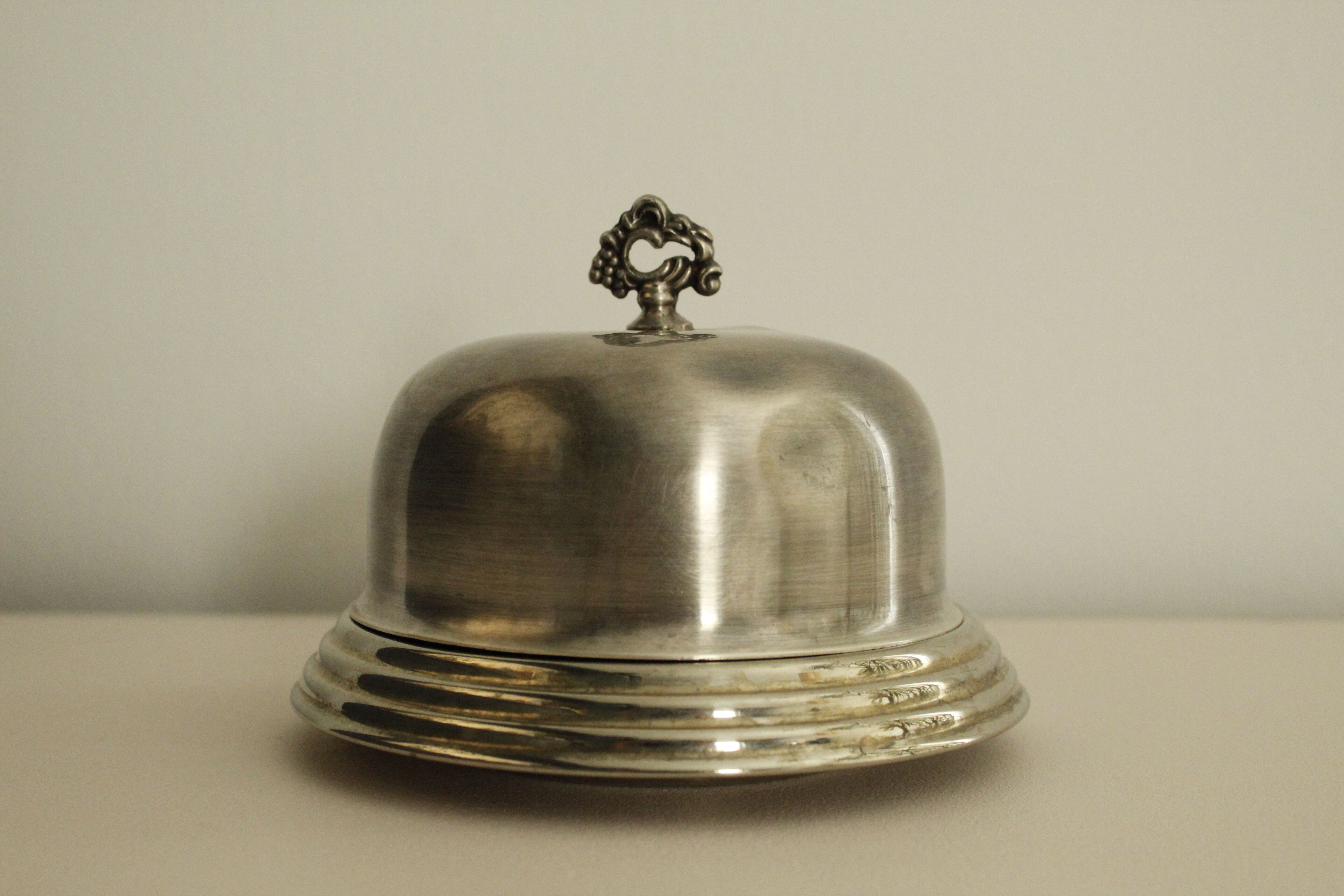 Round butter dish with bell - glass and metal