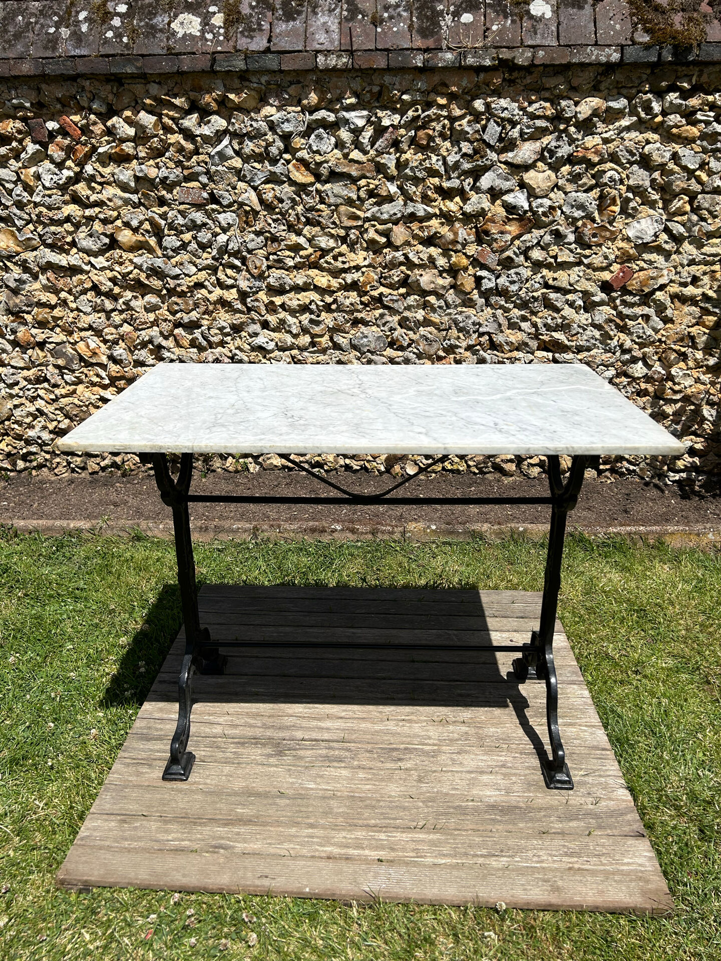 Rectangular bistro table in marble and cast iron