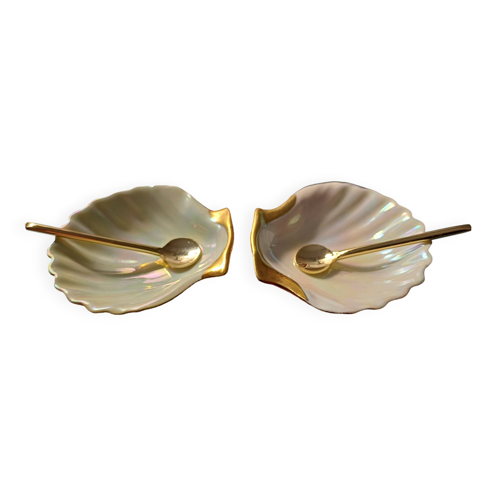 Salt and Pepper Shakers in Limoges Porcelain R.Montigny