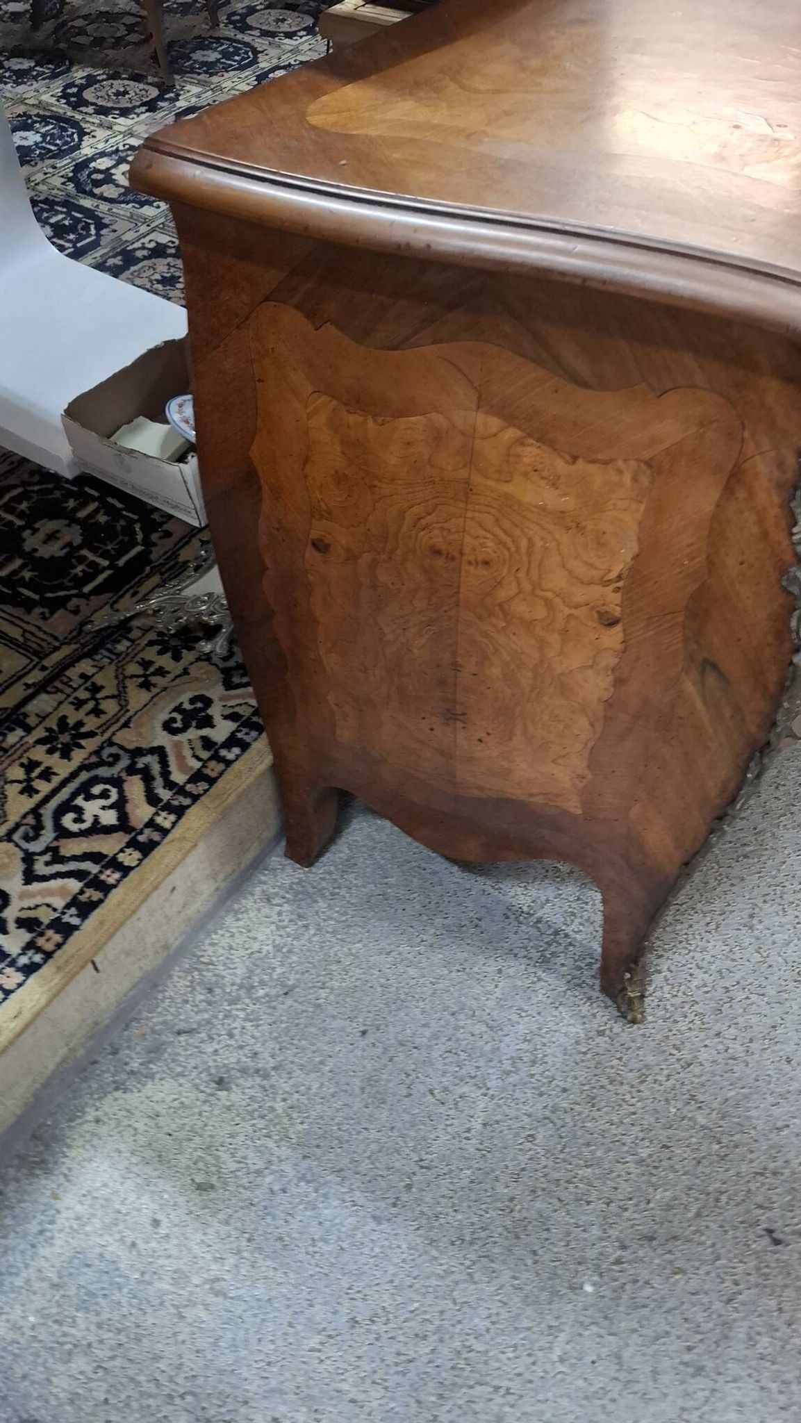 Commode de style louis xv en marqueterieflag