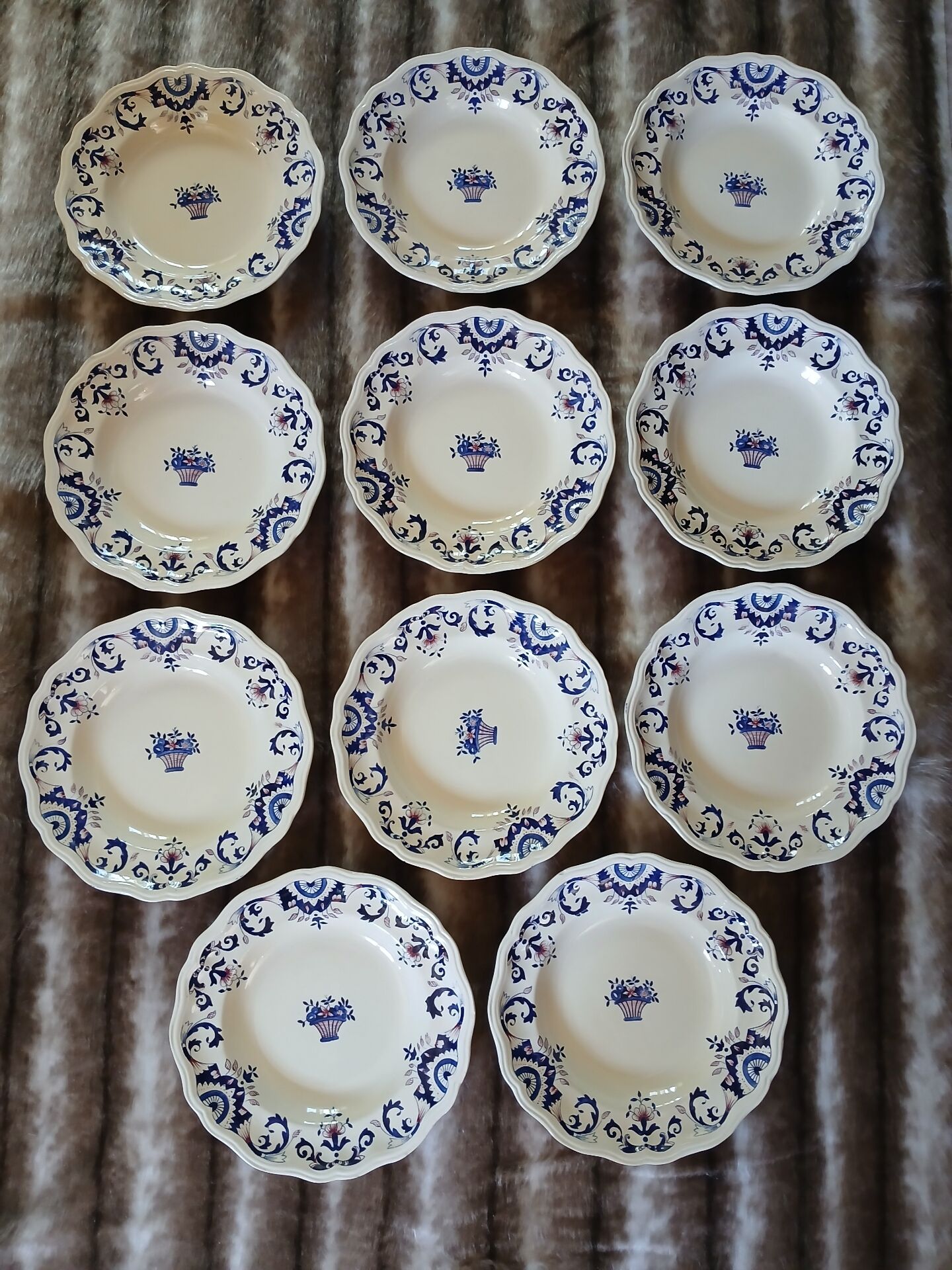 11 assiettes creuses "Rouennais " de Longchamp 