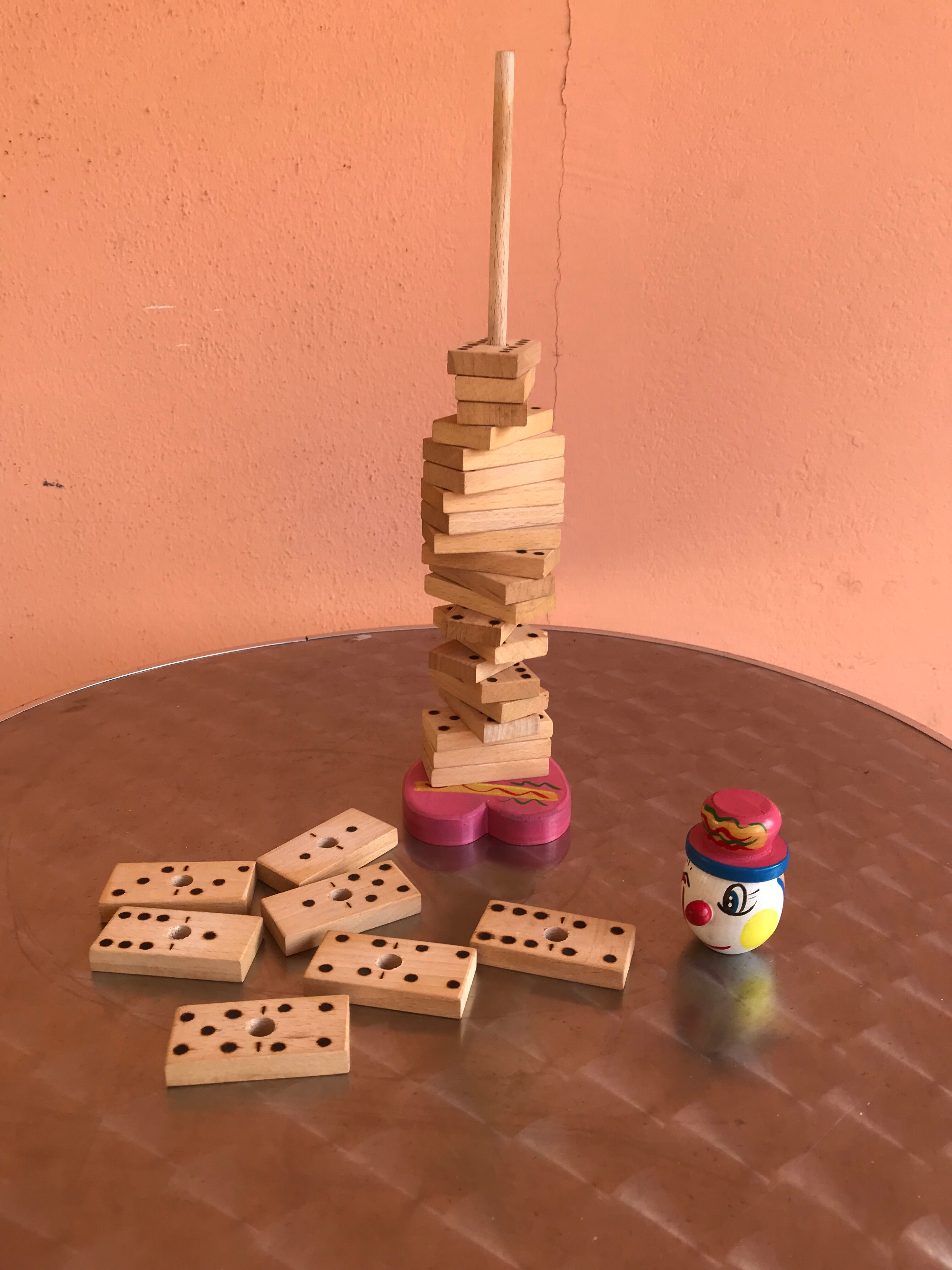 Jouet ancien jeu de dominos en bois avec personnage de clown