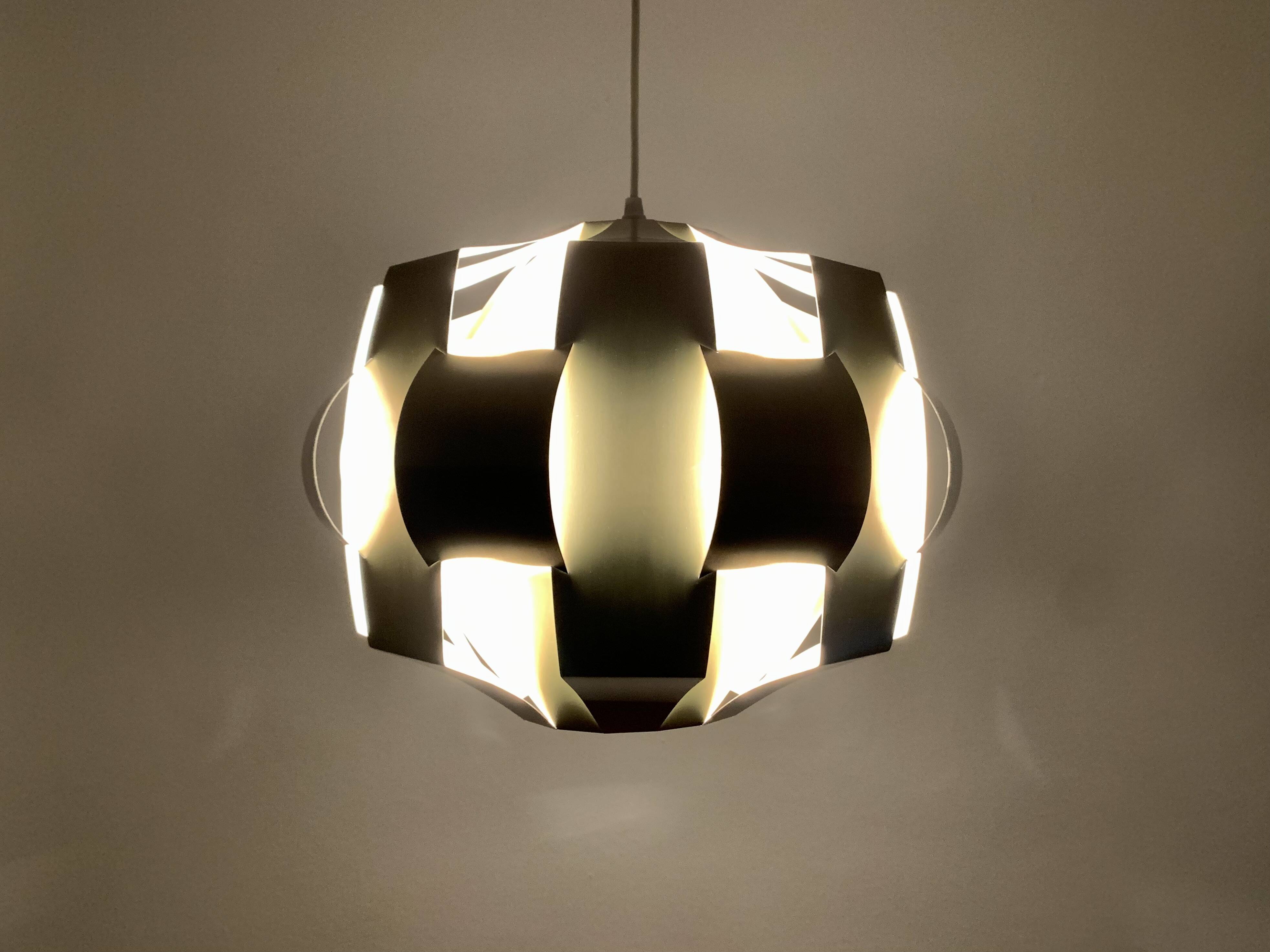 Suspension en métal origami