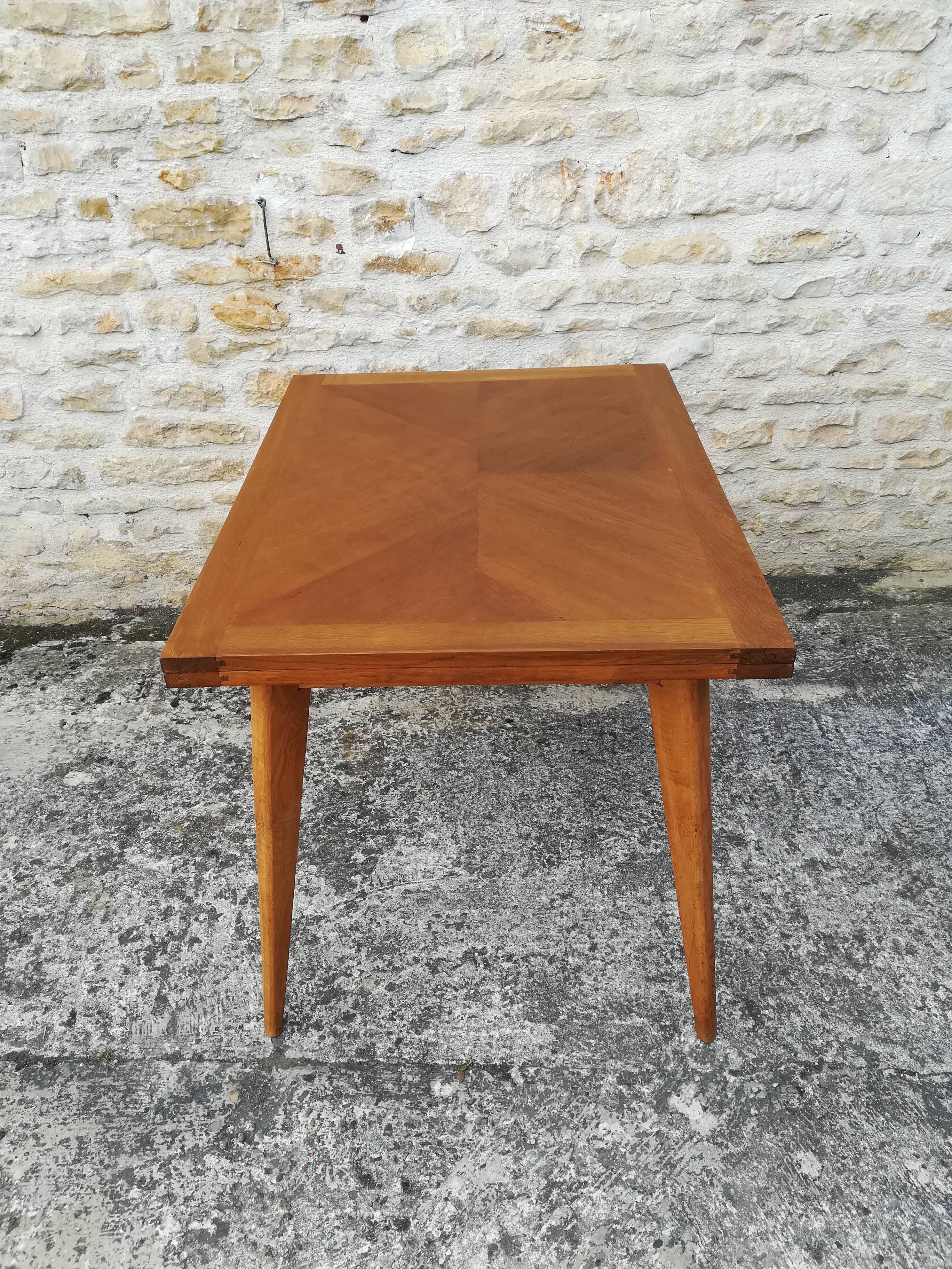 Oak table has two vintage extensions