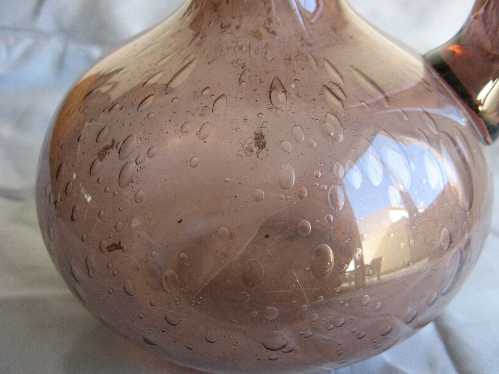 Carafe en verrerie de Biot de couleur violet mauve