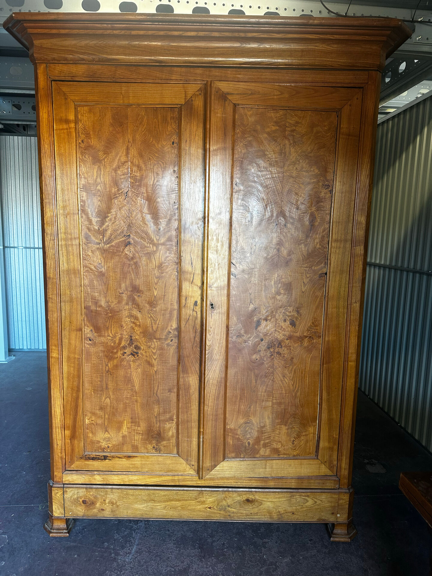 Armoire en orme massif d’époque Restauration, XIXe siècle