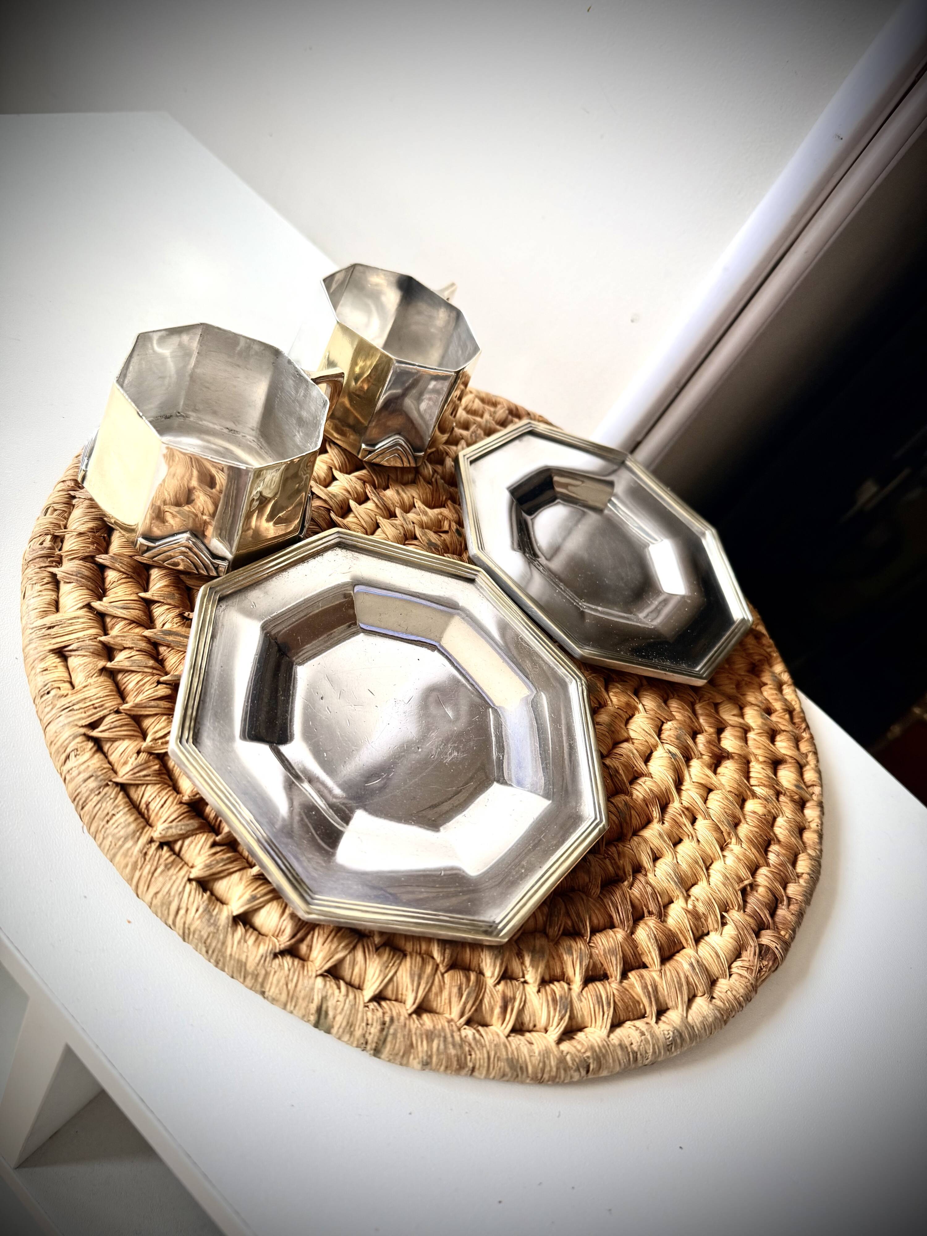 Pair of coffee cups with saucer (18th century)