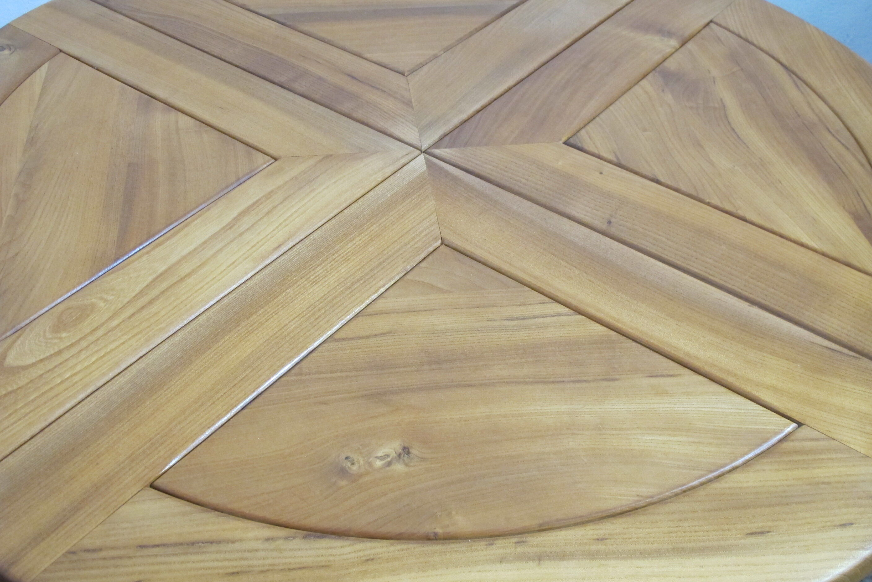 Roundtable in solid oiled elm of the Maison Regain year 70 80