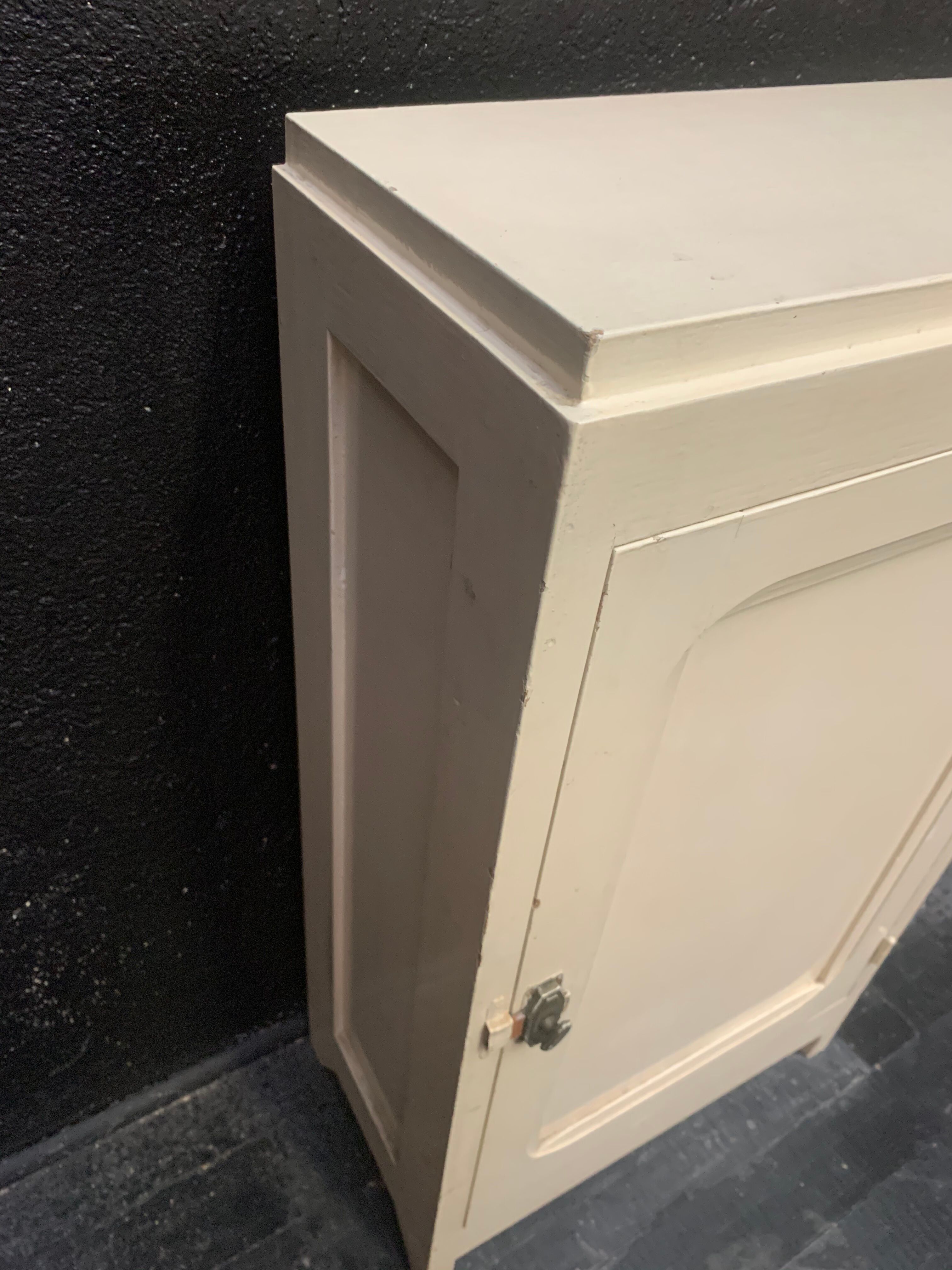 Meuble d’appoint en bois peint