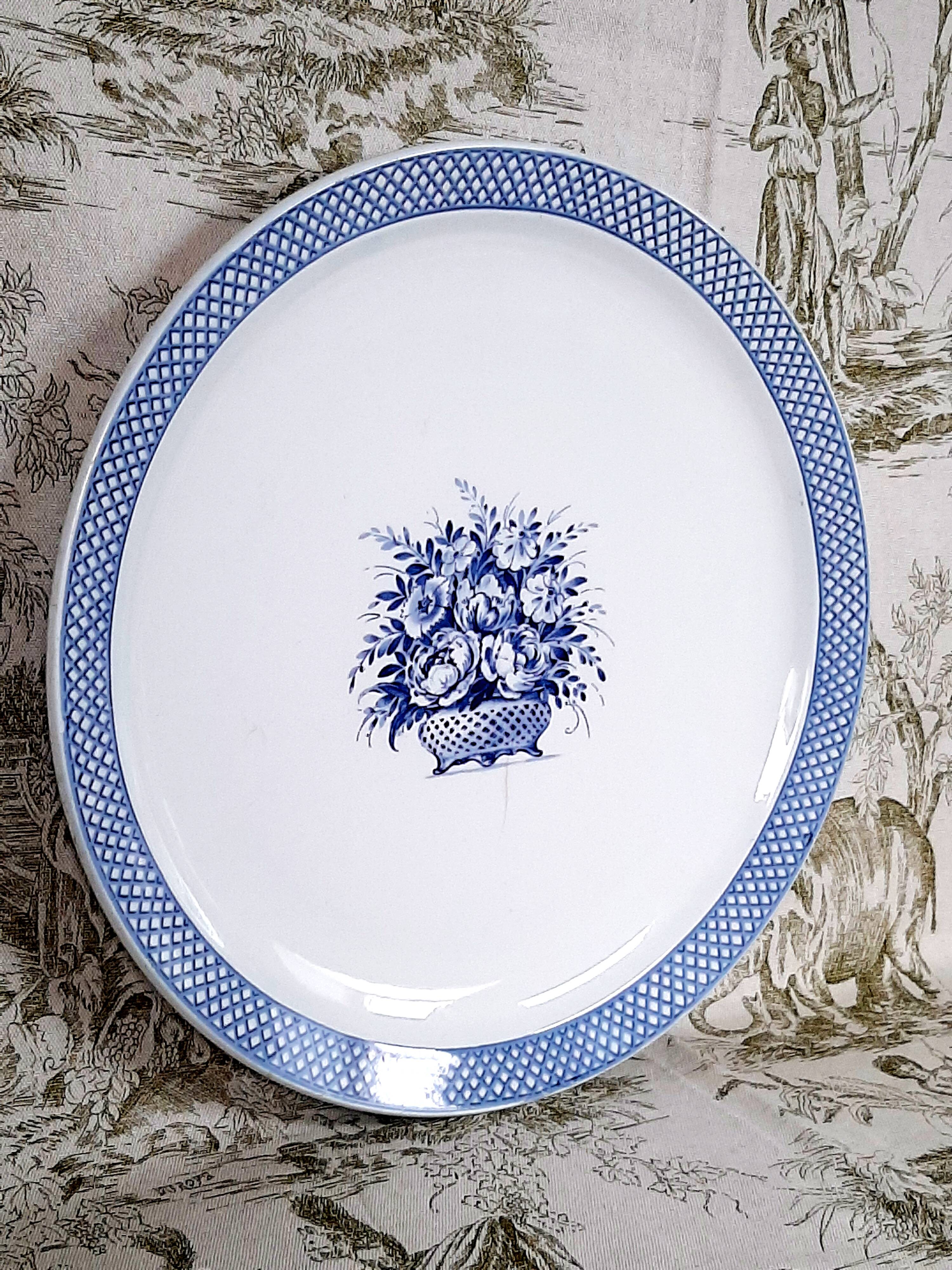 Antique serving dish in Sarreguemines earthenware with old Delft blue decoration.