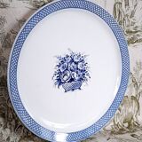 Antique serving dish in Sarreguemines earthenware with old Delft blue decoration.