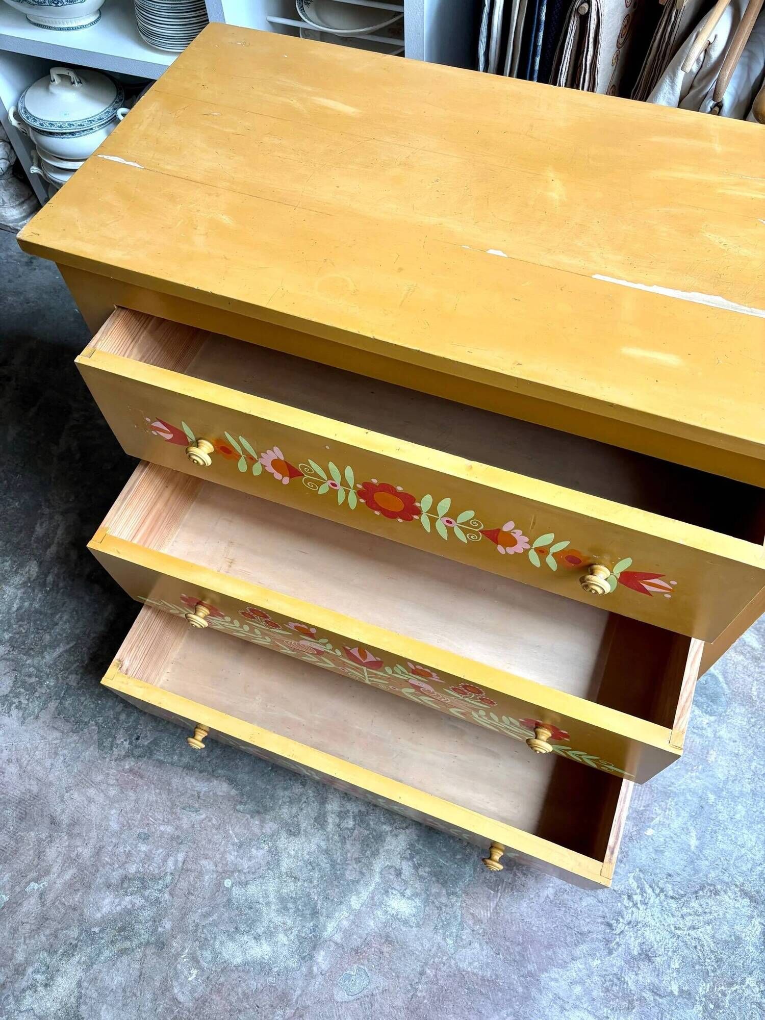 Commode 3 tiroirs en bois ocre et décorée à la main
