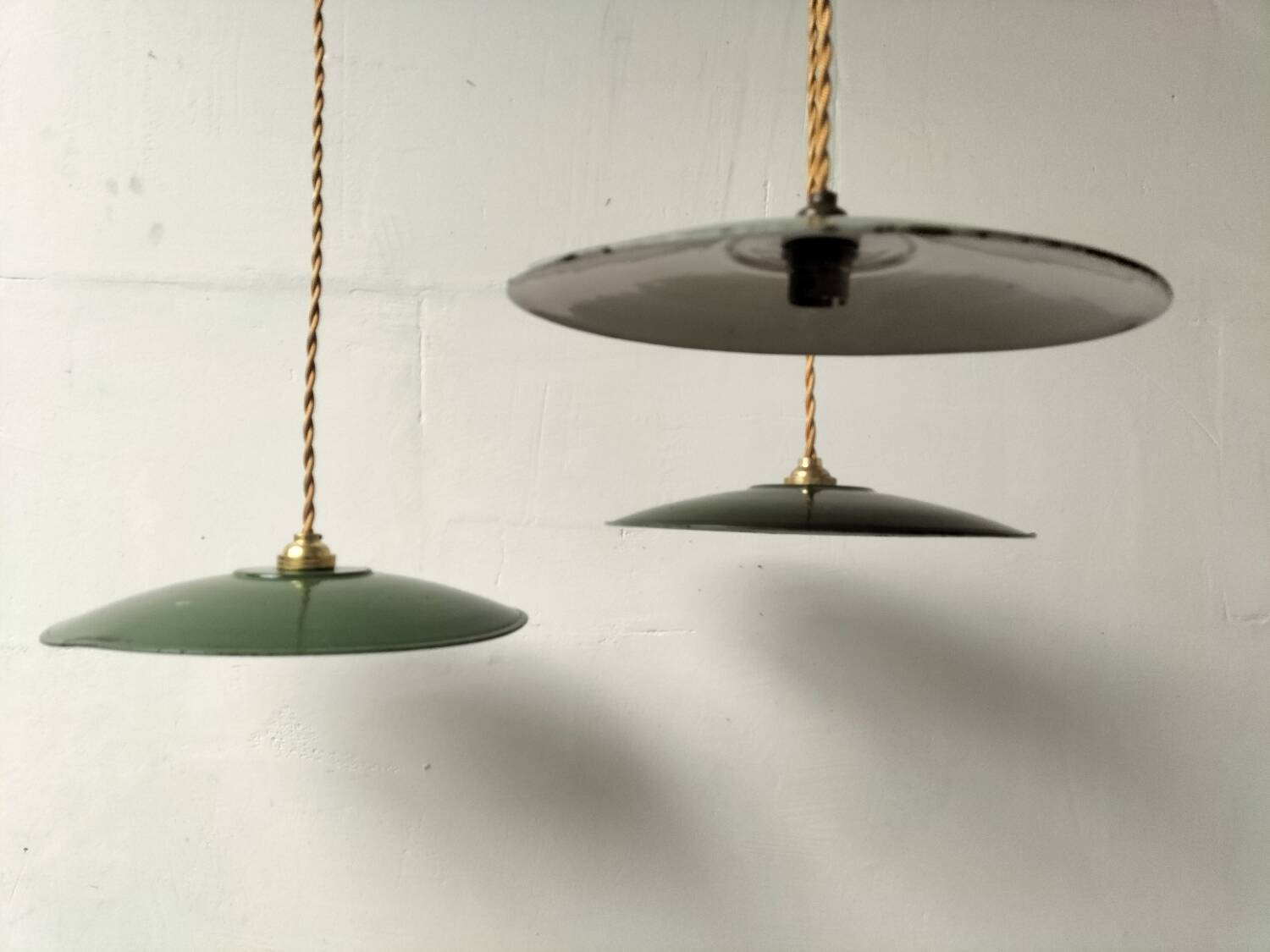 3 enamelled sheet metal suspensions