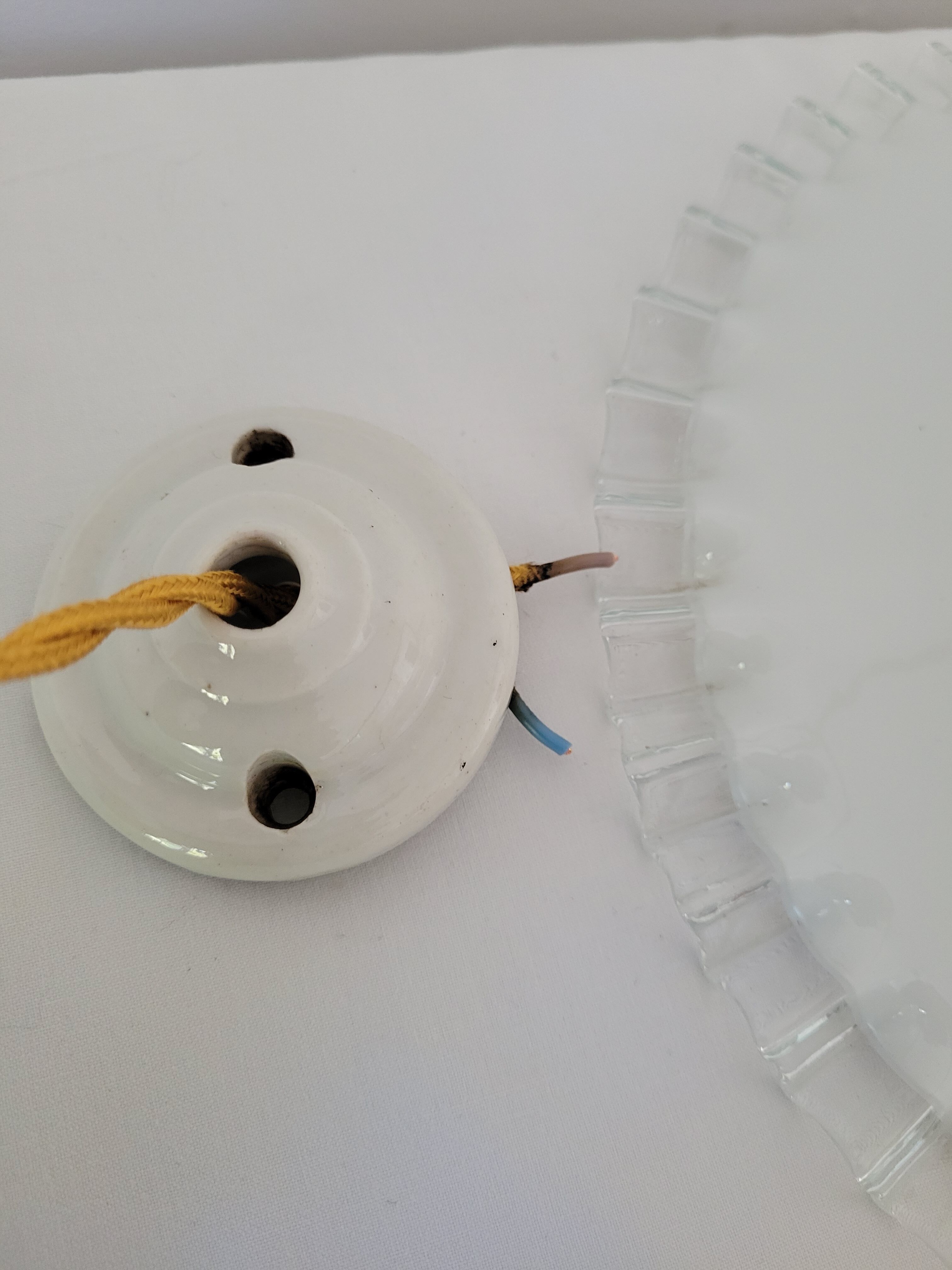 Serrated opaline suspension