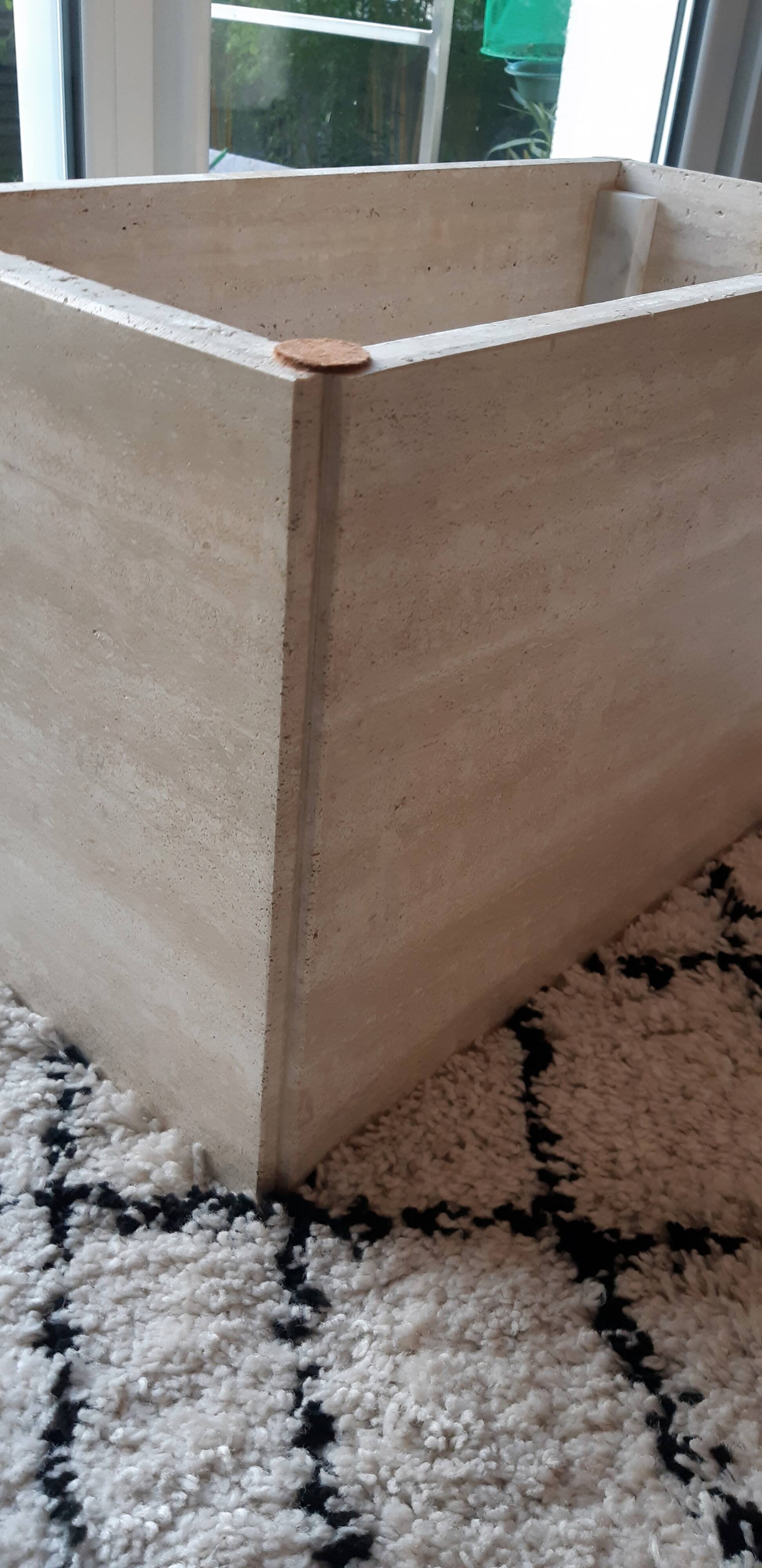 Table basse en travertin beige clair polie.