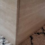 Table basse en travertin beige clair polie.