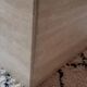 Table basse en travertin beige clair polie.