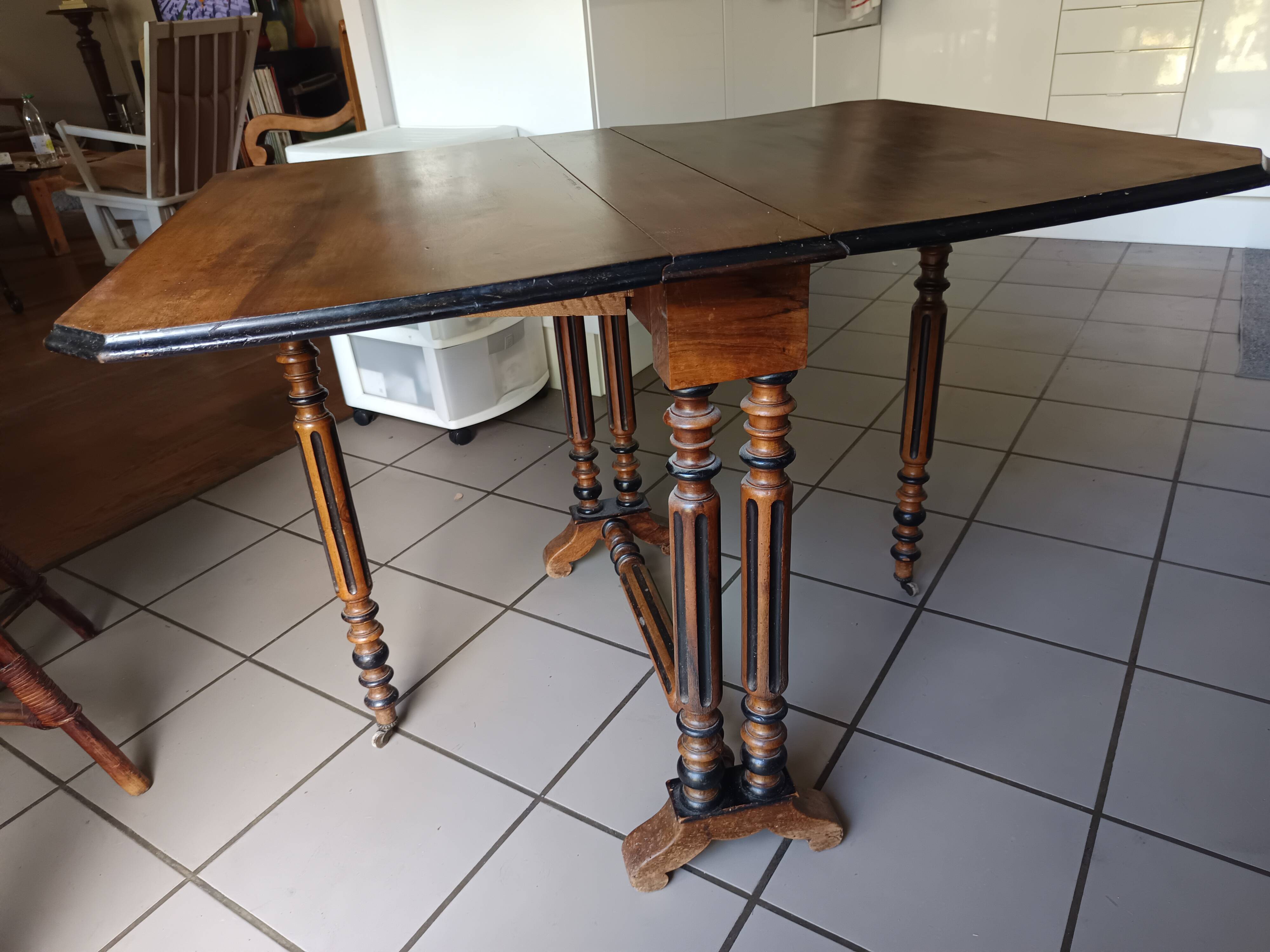 Table ancienne pliante style Louis XIII / Henri II – 100 × 80 cm