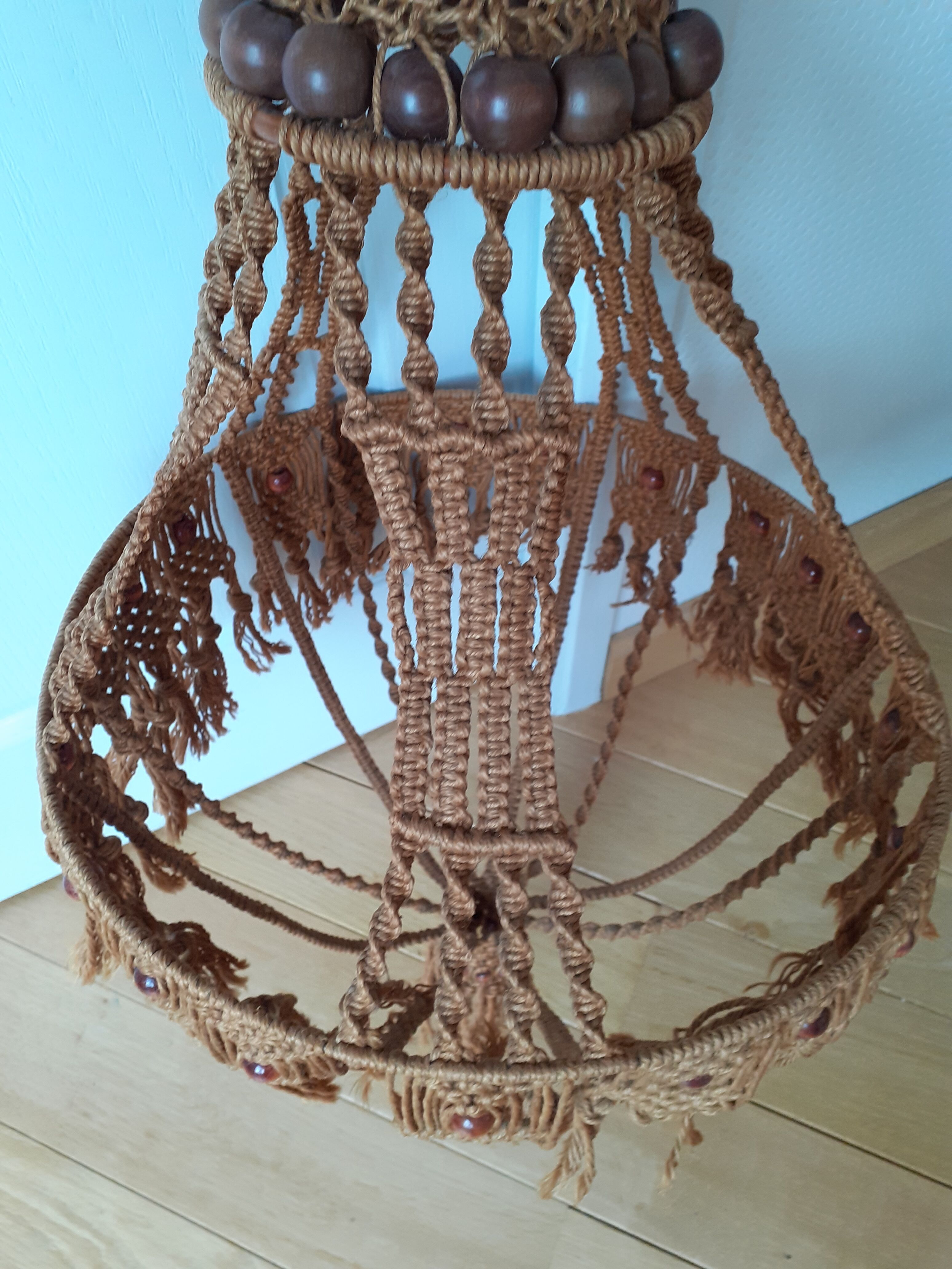 Vintage suspension in macramé