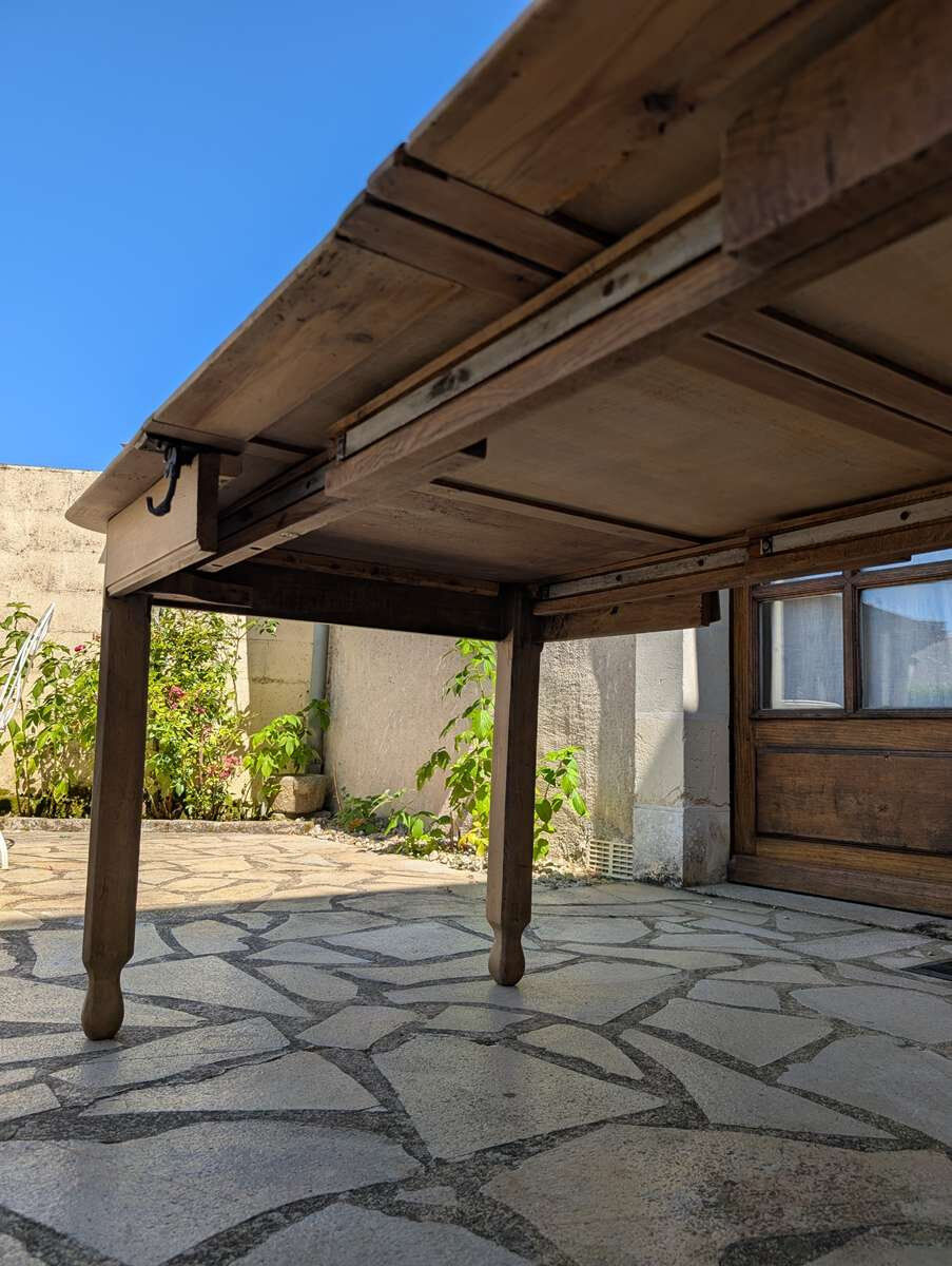 Antique extendable table