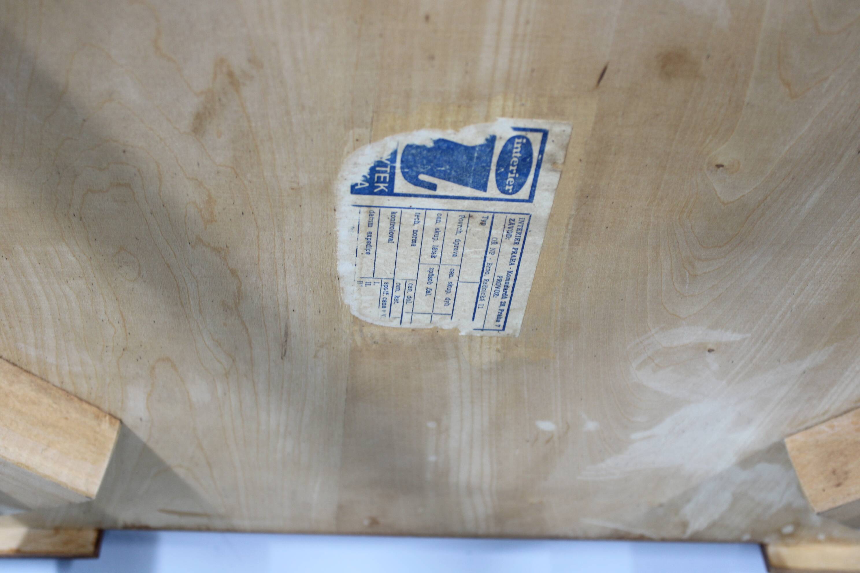 Table basse en hêtre et en verre opaque, années 1960, Tchécoslovaquie