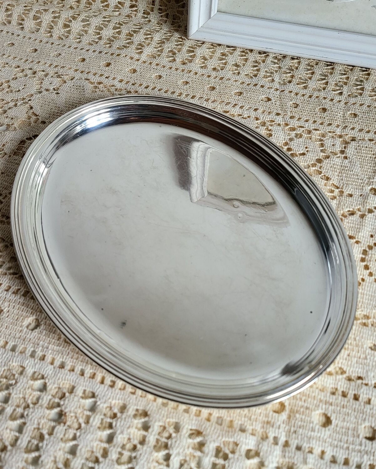 Small oval dish in silver-plated metal