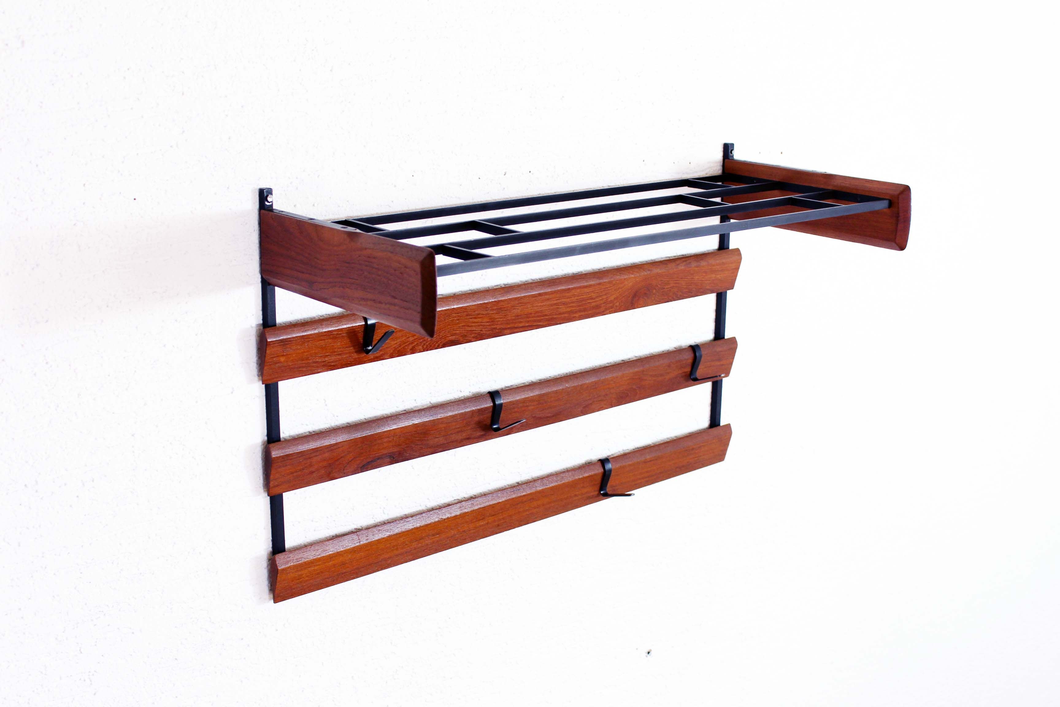 Superb jacket with a removable hooks door