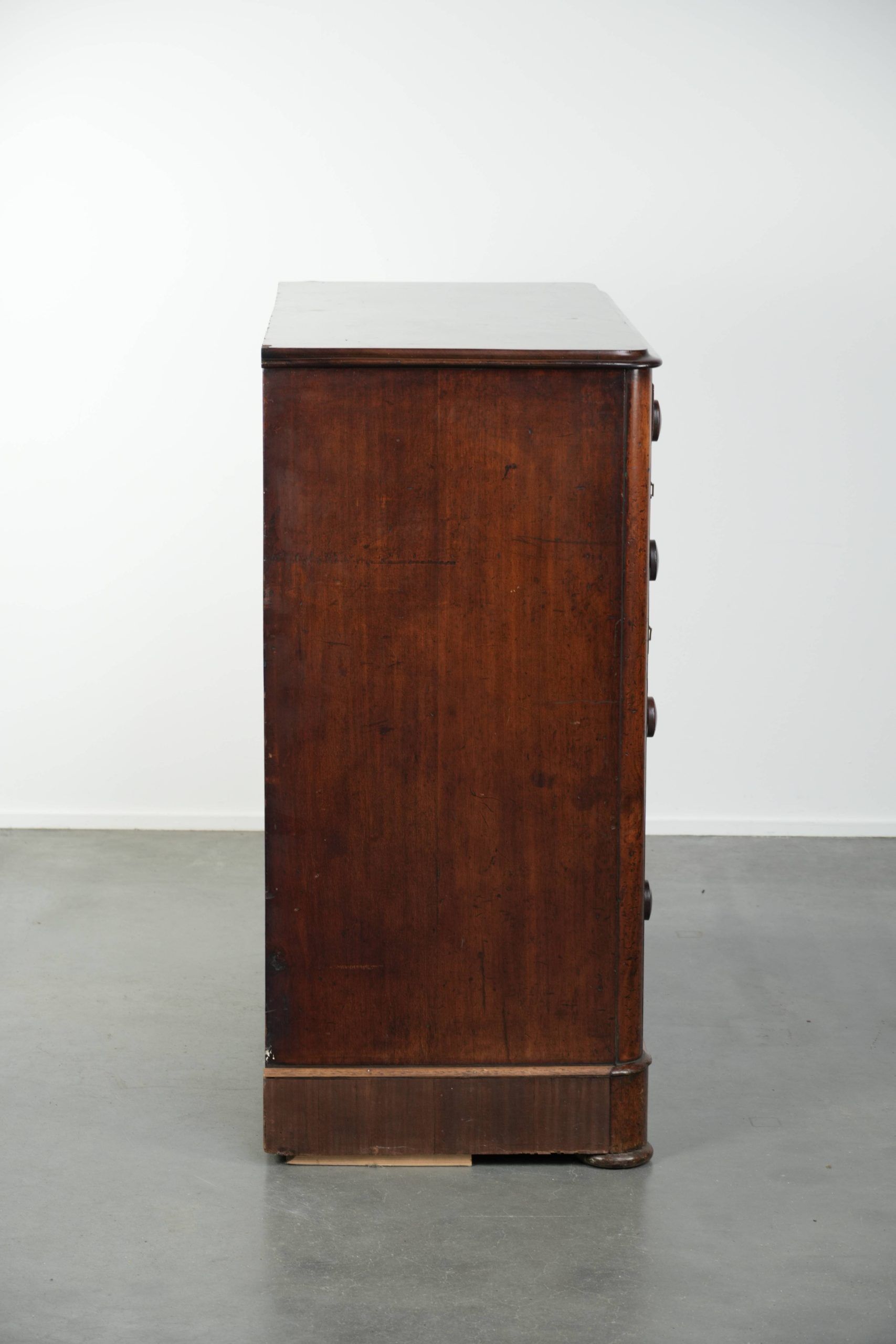 Antique mahogany English chest of drawers from 19th century with 5 drawers