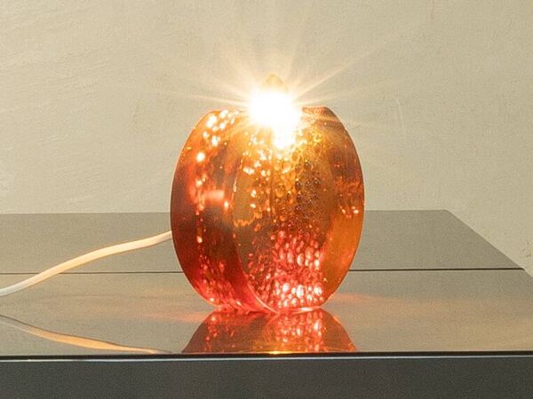 Lampe de table sculpturale par Doria Leuchten, époque spatiale, verre orange, Allemagne, années 1970.