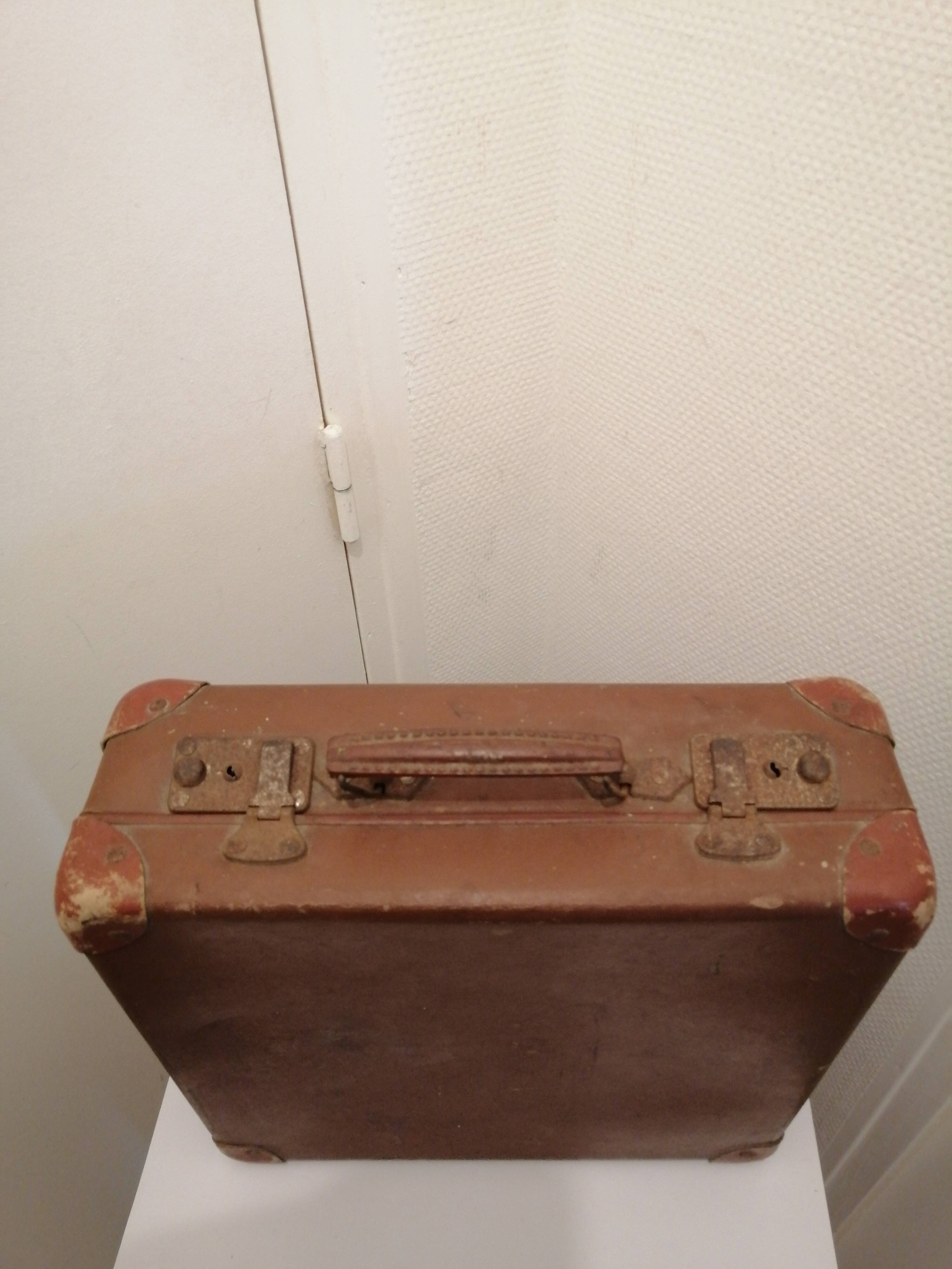 Small old suitcase to revamp