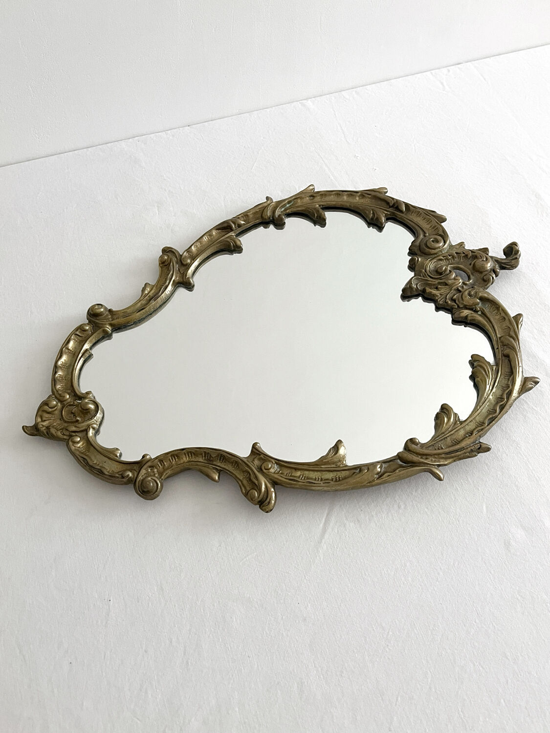Miroir classique rocaille en laiton doré vintage