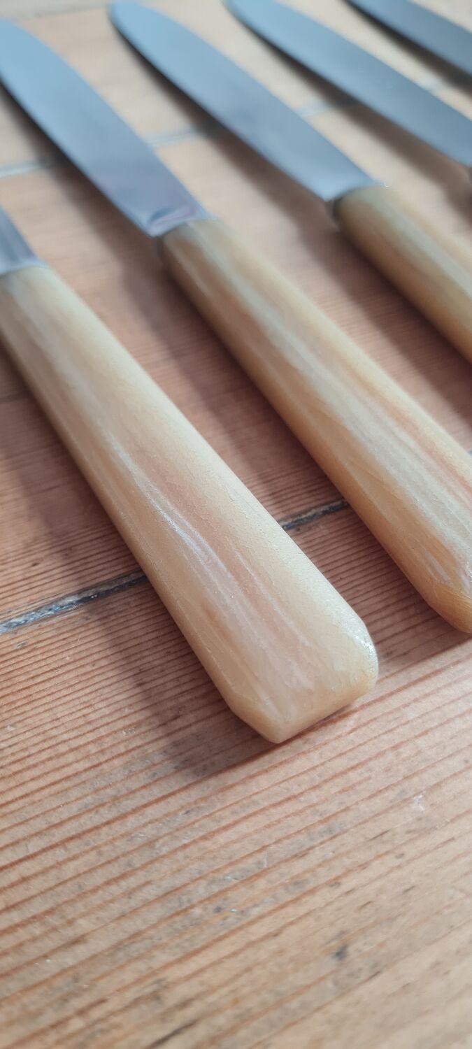 Set of 9 bakelite knives