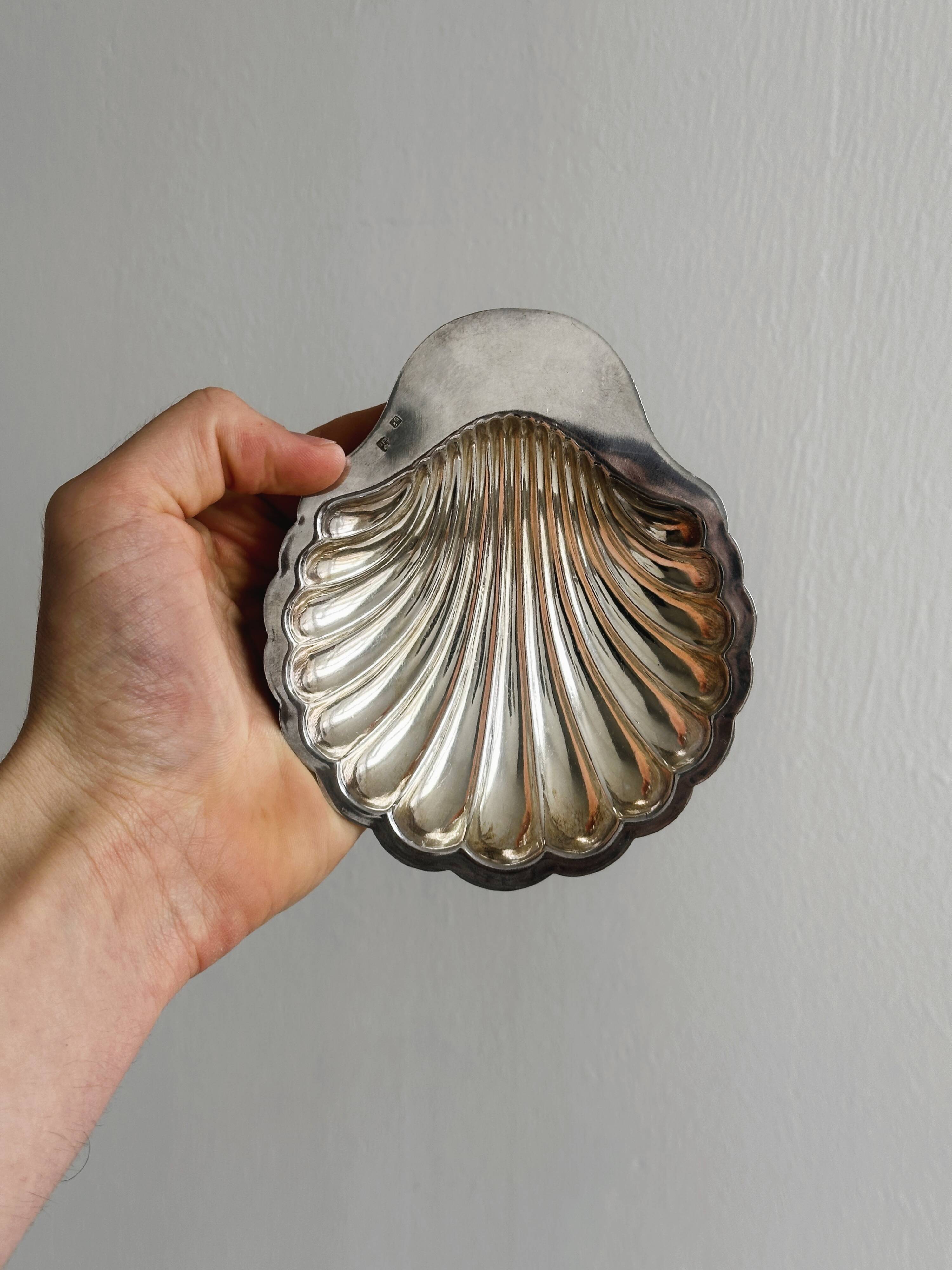 Antique shell-shaped presentation butter dish