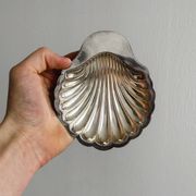 Antique shell-shaped presentation butter dish