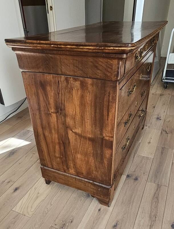 Importante commode Louis-Philippe en noyer patiné, XIXᵉ siècle