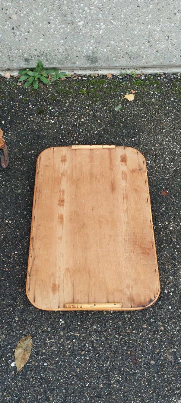 Desserte roulante à plateaux amovibles