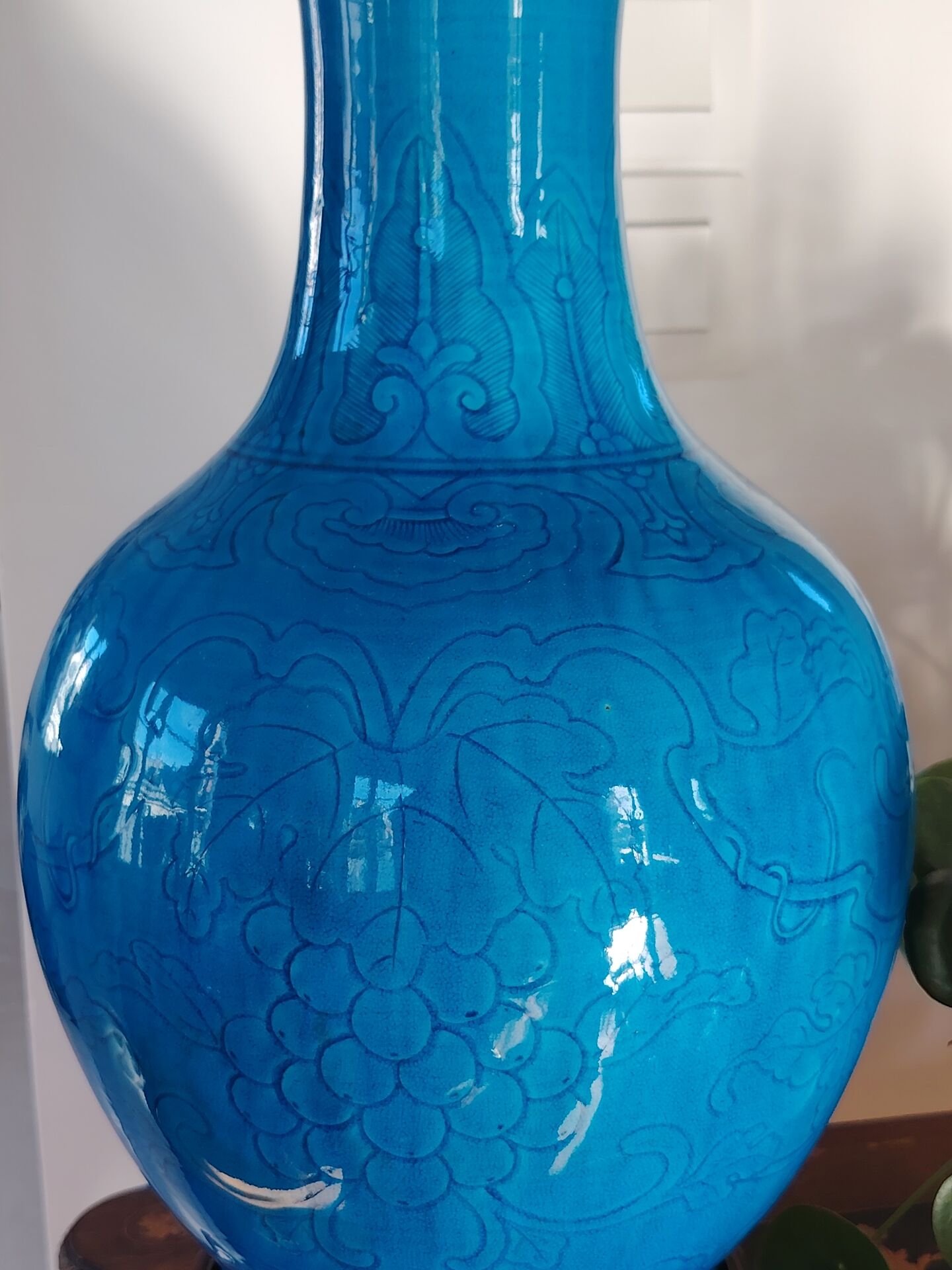 Turquoise ceramic vase lamp, incised Chinese decoration, late 19th century.