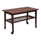 Table d'appoint danoise des années 1970, très bon état d'origine, bois de teck, rotin.