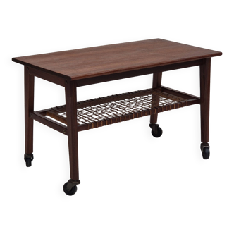 Table d'appoint danoise des années 1970, très bon état d'origine, bois de teck, rotin.