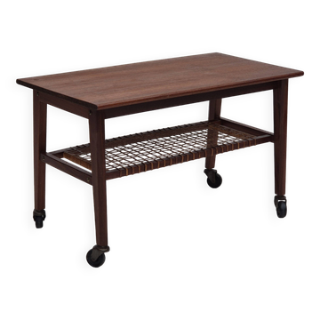 Table d'appoint danoise des années 1970, très bon état d'origine, bois de teck, rotin.