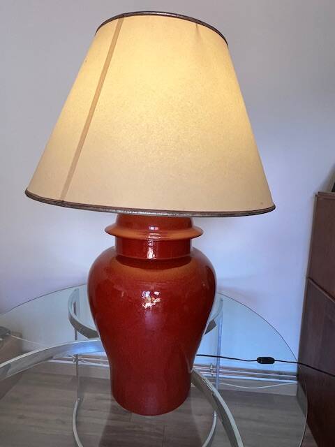 Lampe à poser en céramique rouge