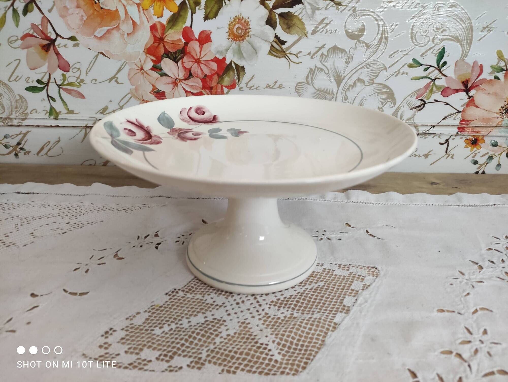Compotier on pedestal, cake display in Terre de Fer Saint-Amand decoration old gray roses