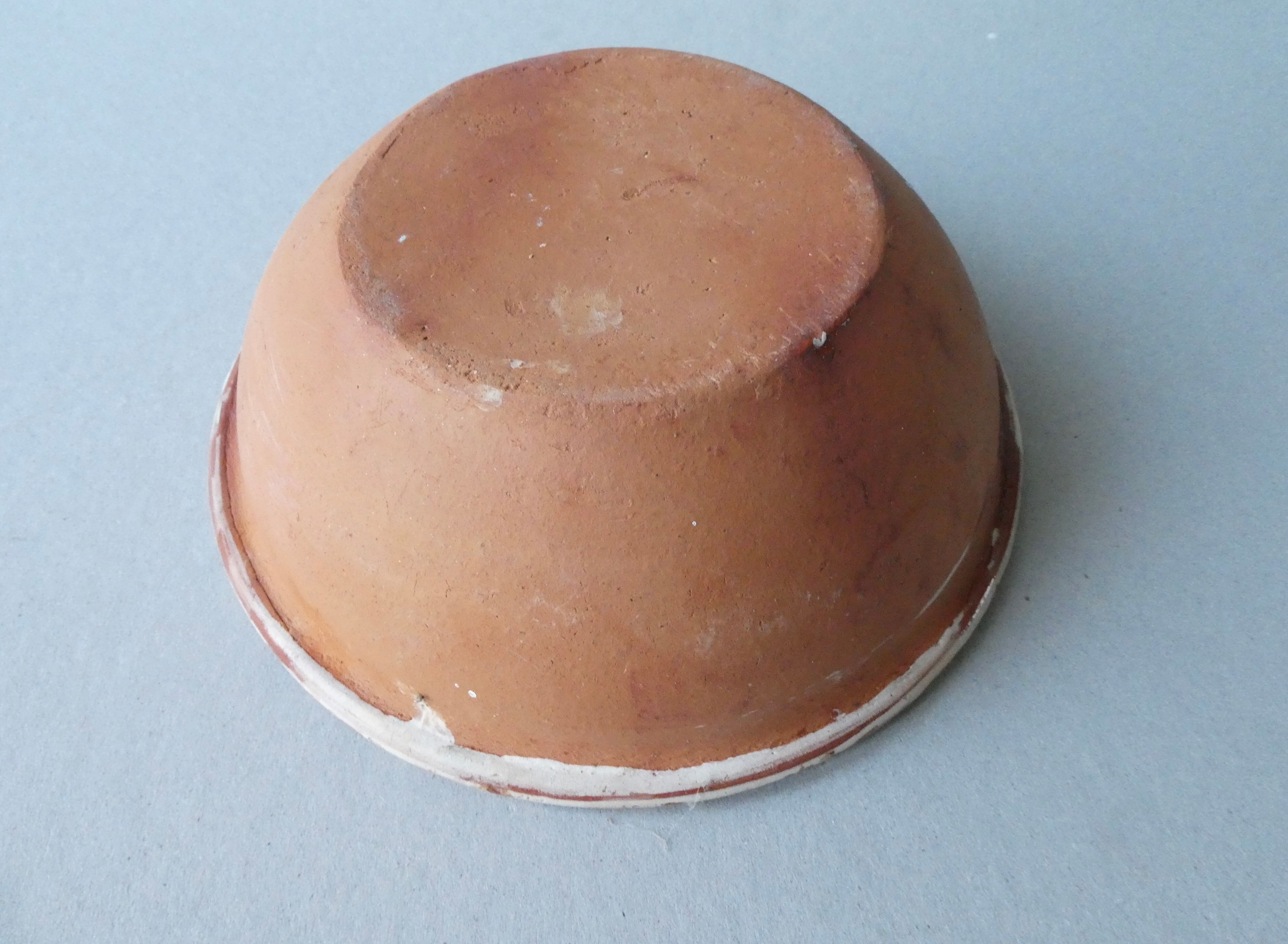 Hollow plate in enamelled terracotta