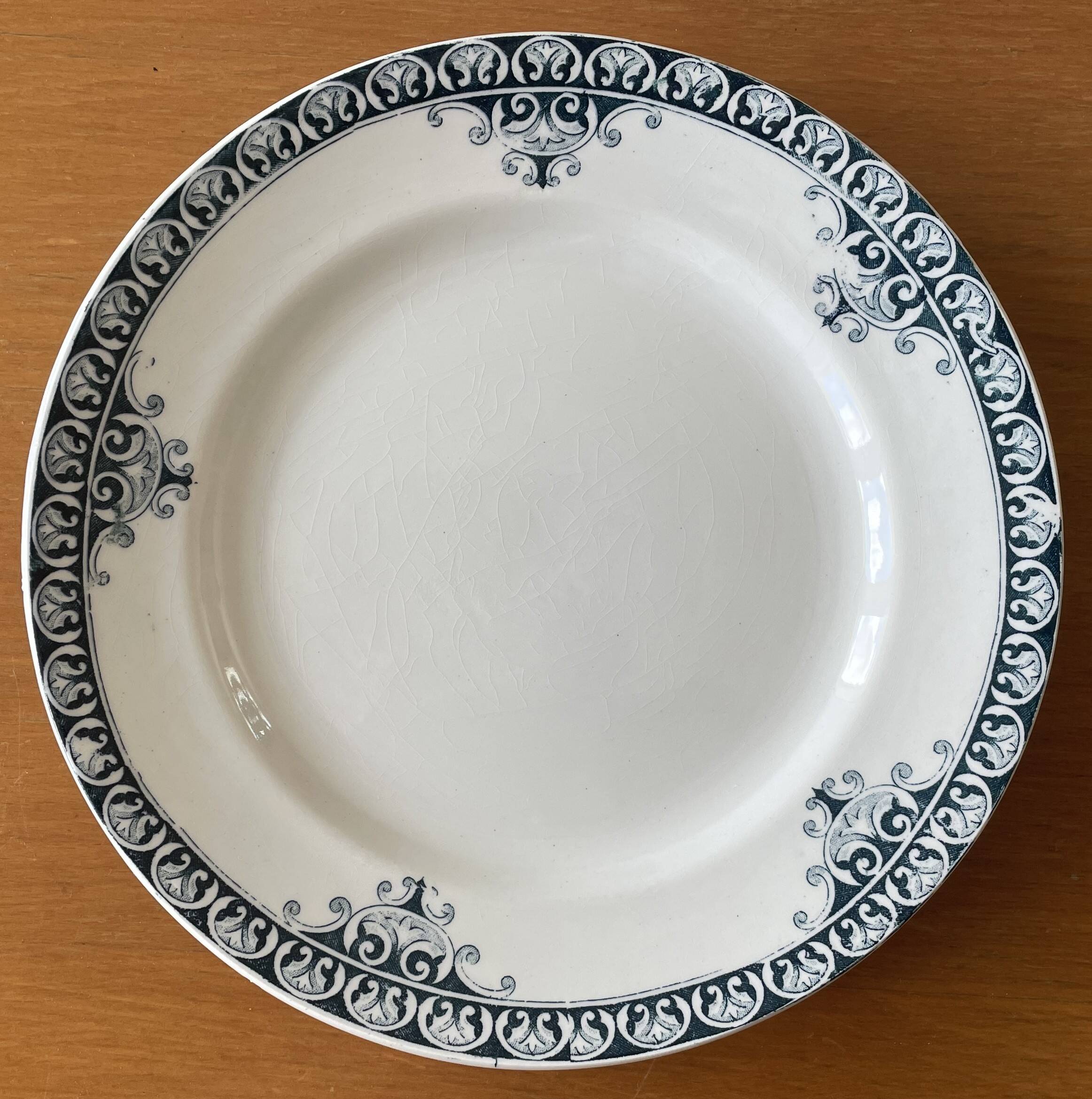 6 assiettes à dessert anciennes en faïence de Saint-Amand (Nord)