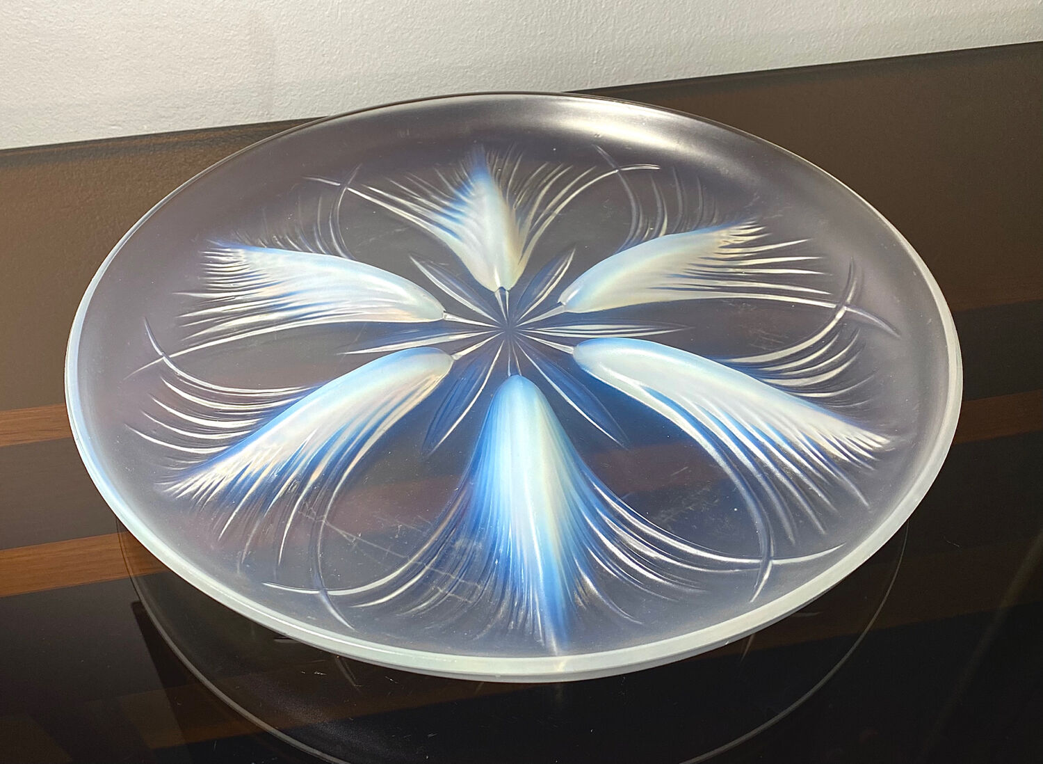 Verlys opalescent /opaline decorative tray (d.32.3cm)